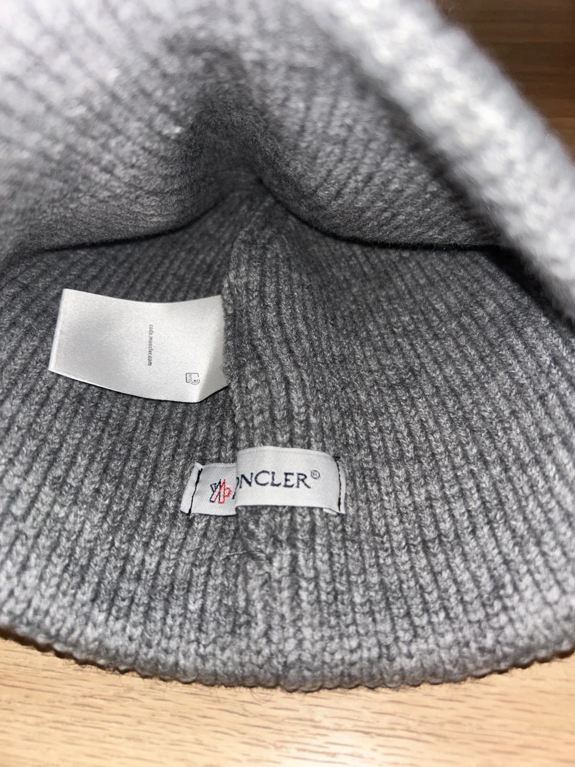 Grå ribbad Moncler mössa - 2