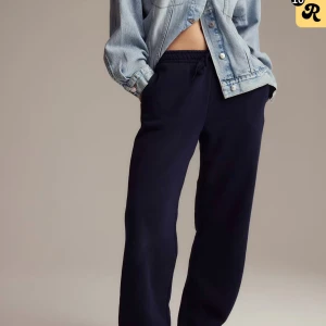 Marinblåa mjukisbyxor med snörning - Snygga marinblåa mjukisbyxor, använt dom en del men det syns inte, säljer dom för de är ganska korta på mig o använder de inte längre, skriv om ni vill att ja tar bild på dom så fixar jag de, pris kan diskuteras