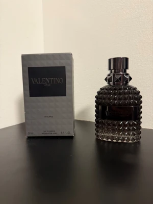 Valentino Uomo Intense 50ml EdP - Säljer nu min Valentino UOMO intense parfym. Parfymen luktar mörkt och är perfekt nu till vintern. Se bild 2 för mängd, uppskattningsvis 30/50ml kvar. 