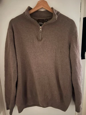 Brun half zip tröja Oscar Jacobson - Säljer min killes half zip tröja från Oscar Jacobsson, mycket bra skick, storlek L😌