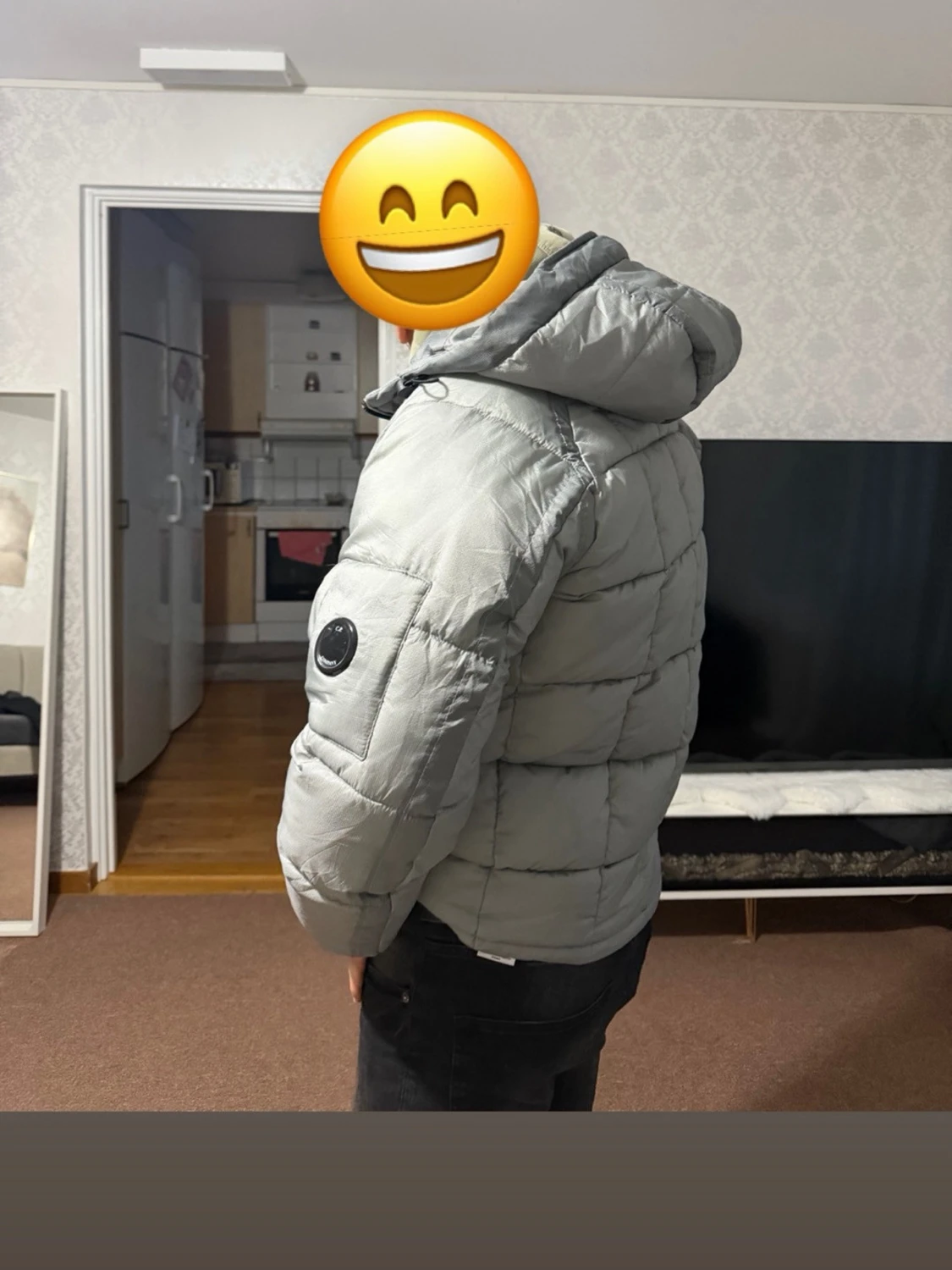 Grå pufferjacka med huva