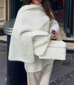 Vit stickad tröja med halsduk till  - Supermjuk och oversized vit  med breda ärmar och coolt omlottliknande fall. Tröjan är stickad i fluffigt material och har en tillhörande halsduk till. Perfekt för lager-på-lager och chill höst- och vinteroutfits.