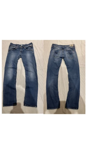 Replay Jeans Herr  - | Säljer ett par riktigt schyssta Replay Jeans! | Klassisk femficks design | snygg tvätt! | Total längd; 108cm | Midja; 40cm | Mitt pris 349:- | Köp gärna fler plagg samtidigt så blir det billigare! | Vid frågor/intresse tveka inte att höra av dig 😃|