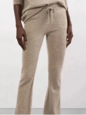 Soft goat cashmere byxor - Säljer ett par beiga mjukisbyxor från Soft goat i storlek xs. Byxorna har ribbad midja med snörning och fickor där fram men inga där bak. Medelhög midja men kan upplevas lite större även om det är xs. Köptes 2023 och ej kommit till användning samt nypris är runt 2,5.🌸