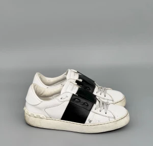 Valentino Open | 36 - Valentino Open Sneakers | Storlek 36 men passar aningen större | Endast skorna ingår | INGA BYTEN | Fraktar spårbart eller möts upp i Täby | Hör av er vid funderingar🙌