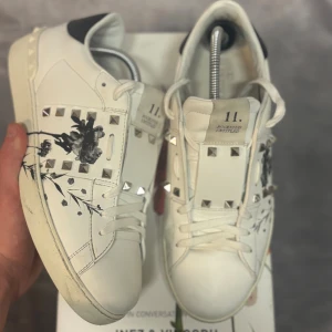 Valentino Flower Model ”Limited Edition 2020” Size 44 - Säljer dessa otroligt sällsynta och snygga skor | Size 44 | Box, snören, kort ingår | 9/10 skick, extremt bra | Skriv vid frågor/intresse ! 🫡💫