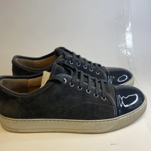 Lanvin Skor - | Lanvin Cap Toe | Skick 8/10(mockan är lite sliten och sen innersulan se bild och just nu så är dem lite smutsiga, men kan göra rent de vid köp) INGET OG | Storlek 41/Uk7 | Nypris 5299kr Mitt pris endast 2299kr