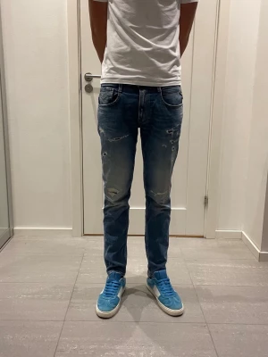 Replay Anbass Jeans - Säljer nu dessa Replay Anbass Jeans med snygga slitningar i populär design, W31 o L30, skriv för fler bilder/frågor🙌🏼