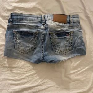 Hollister shorts - Säljer ett par hollister shorts i storlek 25W. Är använda få gånger och är i mycket bra skick💕