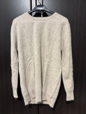 Beige stickad tröja - Skön beige stickad tröja som är helt ny och oanvänd i storlek S