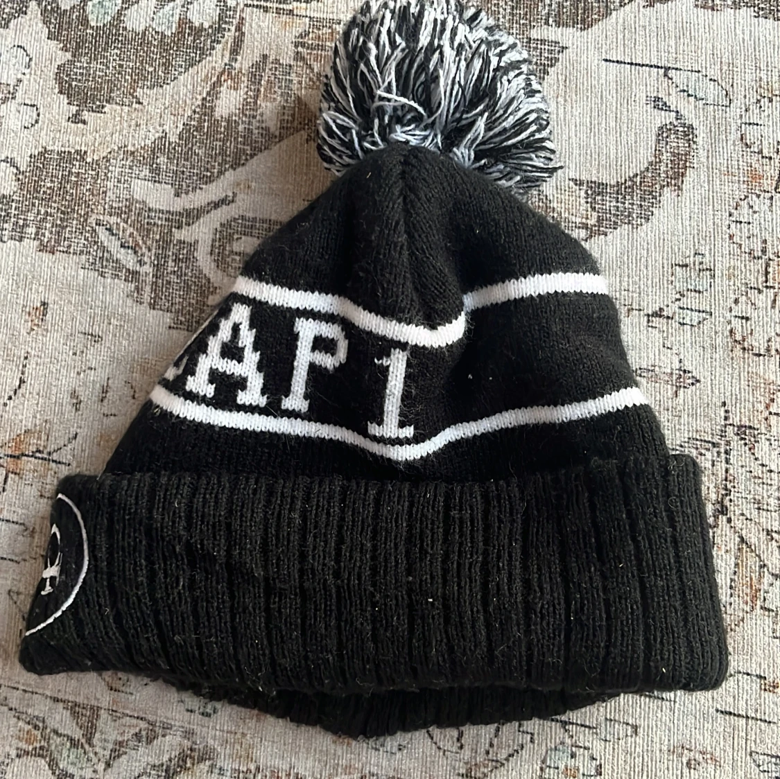 Svart och vit mössa med tofs från Allcap1 - 2