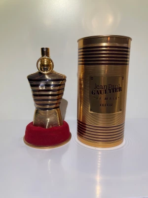 Jean paul gaultier le male elixir - Tja, Parfymen är köpt på åhlens för 1600kr för ett par månader sen. Det finns ungefär 92ml kvar i flaskan, parfymen har förvarats i ett mörkt och svalt rum. Skriv gärna ifall du har några frågor eller funderingar.
