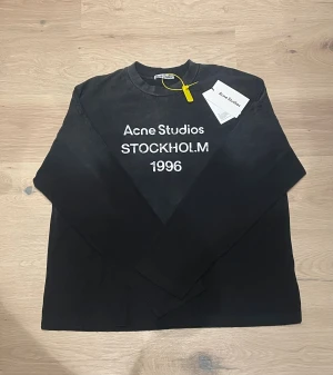 Acne Studios Tröja  - Säljer en riktigt snygg och sprillans ny Acne Studos tröja. Aldrig använd. Färgen en svart och storleken M. Skriv gärna vid minsta fundering.