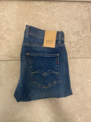 REPLAY HYPERFLEX - Hej! Säljer dessa  jeans i storlek 30/30  . De är aldrig använda och finns inget tecken på använd-nyskick skick, 10/10. Nypris var  2000+  säljs för 599 . Hör gärna av dig vid minsta fråga eller om du vill ha fler bilder! 🙌 