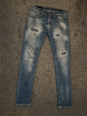 Dondup jeans George  - Dondup jeans i modell George storlek 31. Bra skick med slitningar. Skriv om du har frågor🙌