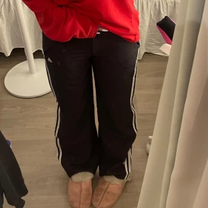 Adidas trackpants - Skitsnygga adidas track pants❤️2 små defekter som kan ses på bild 2 och 3. 