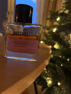 Linn ahlborg - Hotshot parfym - Sparsamt använd, förvarats svalt i sovrum, Denna var super populär när den släpptes 2018. Nypriset var 499kr   Har användt den några gånger sedan den köptes men den är mer än halvfull ☺️  Jag tycker den luktar gott som den gjorde när jag köpte den (eventuellt något svagare) men man får ha förståelse att den är från 2018   Finns inte att få tag på längre och dessa såldes i bara ett X antal flaskor   