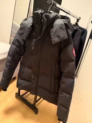 Svart dunjacka från Canada Goose - Svart dunjacka från Canada Goose, med päls bara att fråga om fler bilder vid behov. jackan är köpt på jonells och ser helt ny ut. Kvitto finns!