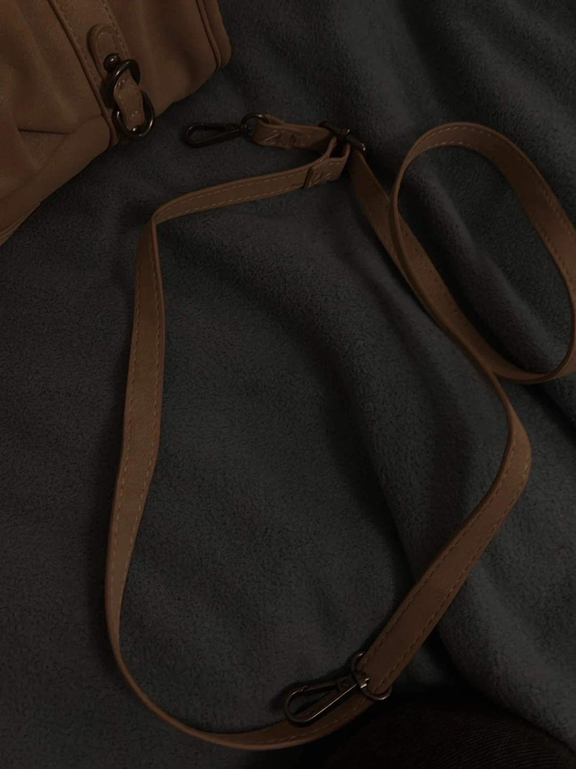 Beige axelväska med flätade detaljer - 2