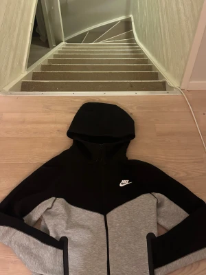Nike tech svart grå  - Storlek S väldigt snygg och skön. Nypris 1400kr, skriv vid funderingar.