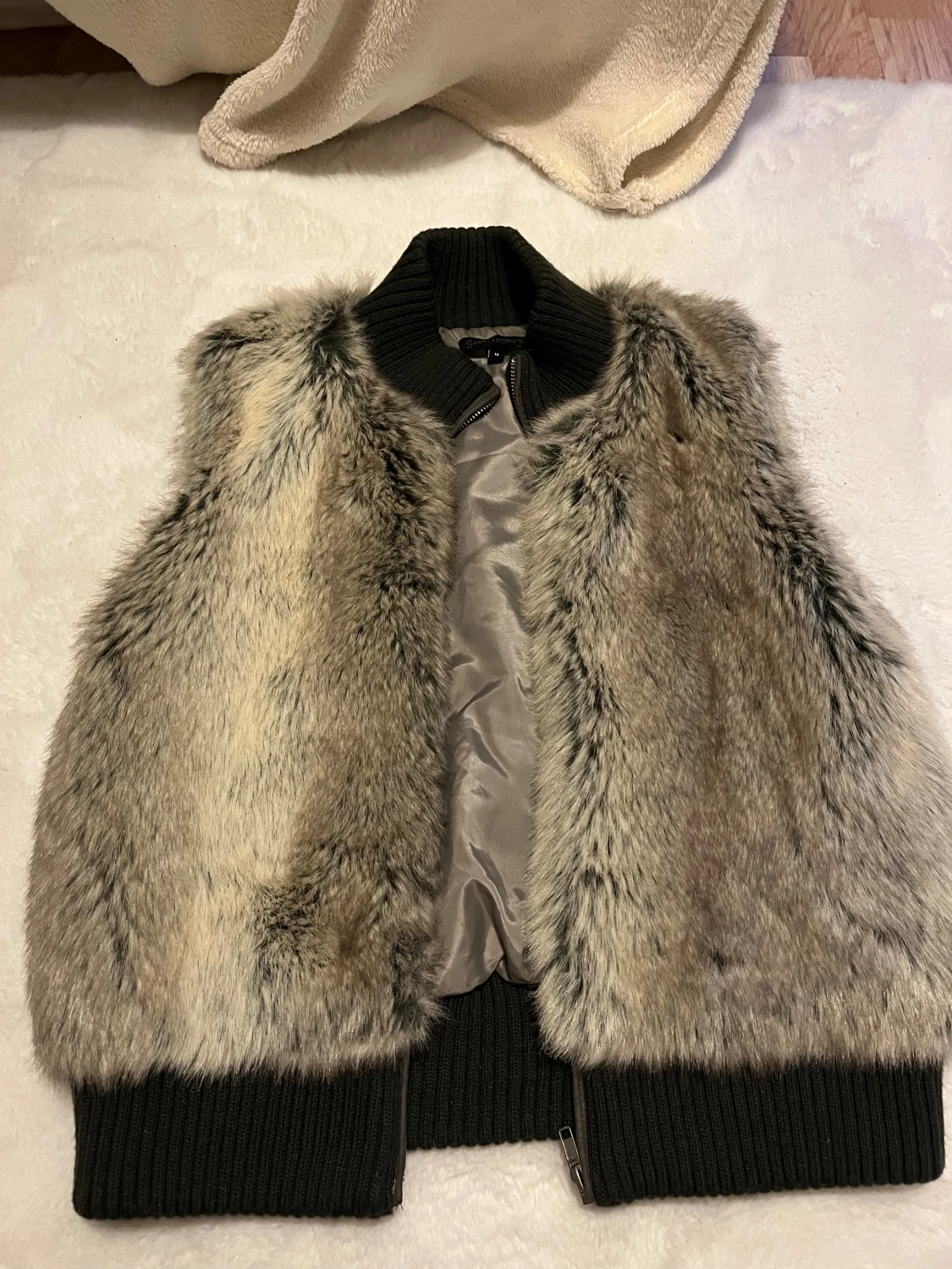 Grå pälsväst - 4