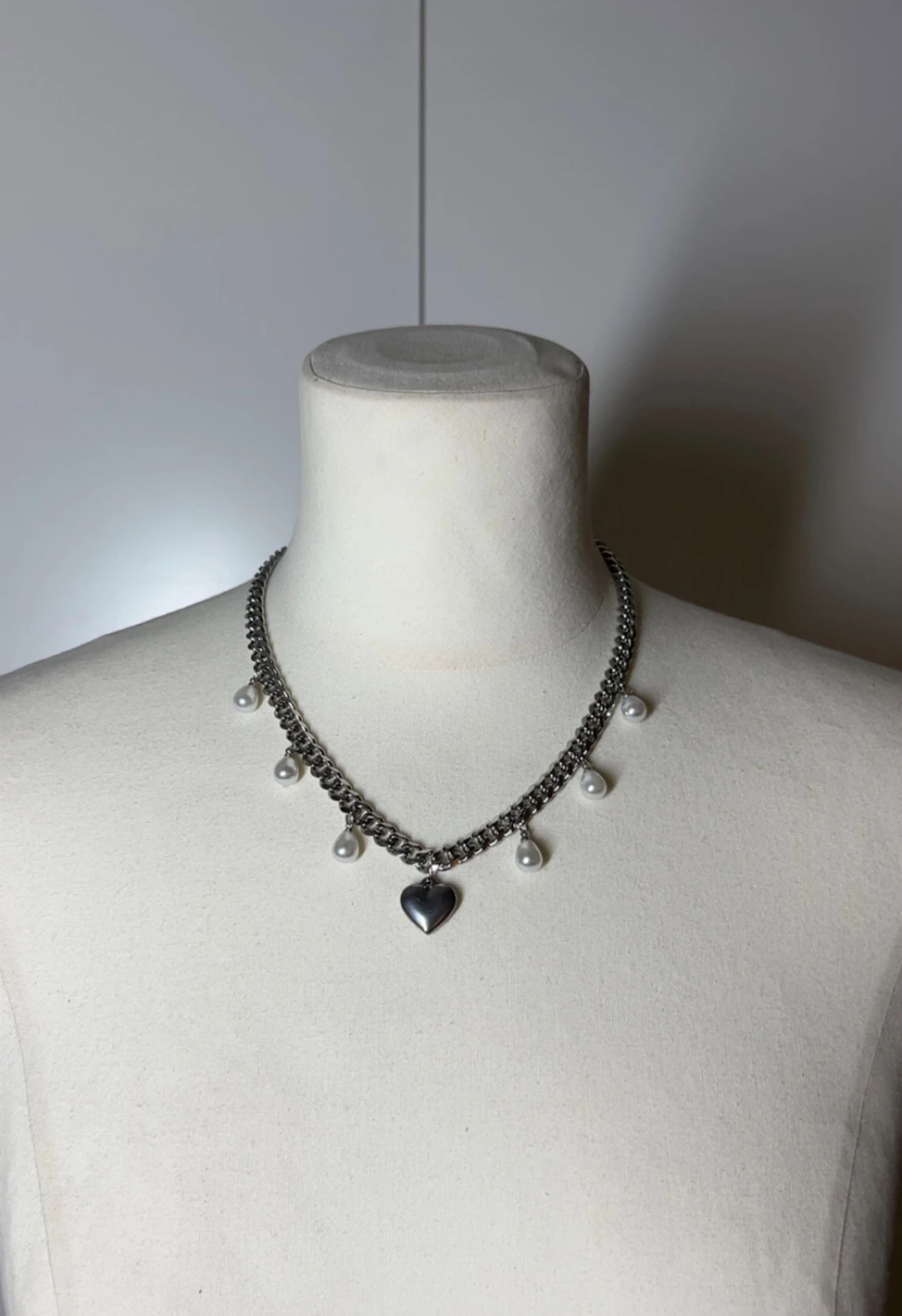 Halsband med pärlor och hjärta - 1