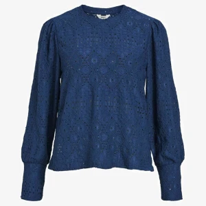 Mörkblå spetsblus från Object🤩 - Superfin mörkblå blus från Object med lång ärm och spetsmönster över hela plagget. Passar både till vardag eller när man vill klä upp sig lite extra. Nypris 399, säljer för 85. Skit snygg och passar verkligen till allt💙PS: välj gärna Instabox vid köp, postar snabbare då (inom 24h)🥰