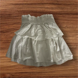 Vit volangkjol med resårmidja - Supersöt vit kortkjol från shein med bred resår i midjan och dubbla volanger. Kjolen är perfekt för dig som gillar en feminin och trendig stil. 