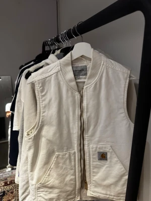Vit Carhartt väst strl S - Vit Carhartt väst strl S, fint skick. Använt sparsamt. 