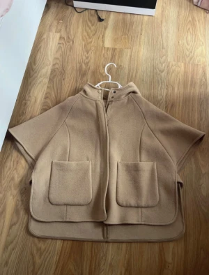 Poncho Zara  - Populär poncho jacka från Zara i storlek s ☺️ säljs då den inte kommer till användning därav  i nyskick 