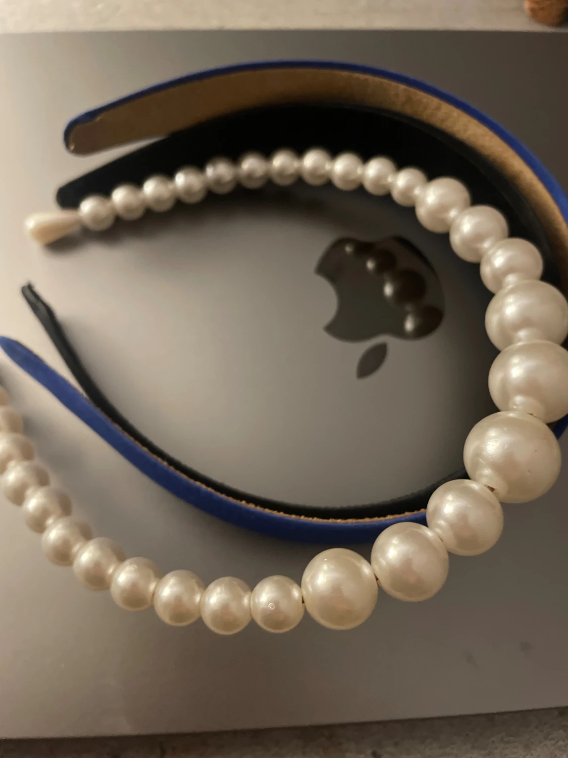 Set med tre hårdiadem: pärlor, blå, svart - 1