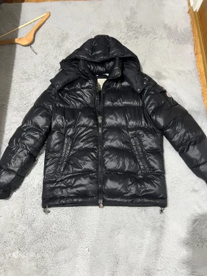 Puffer jacks  - Svart pufferjacka 