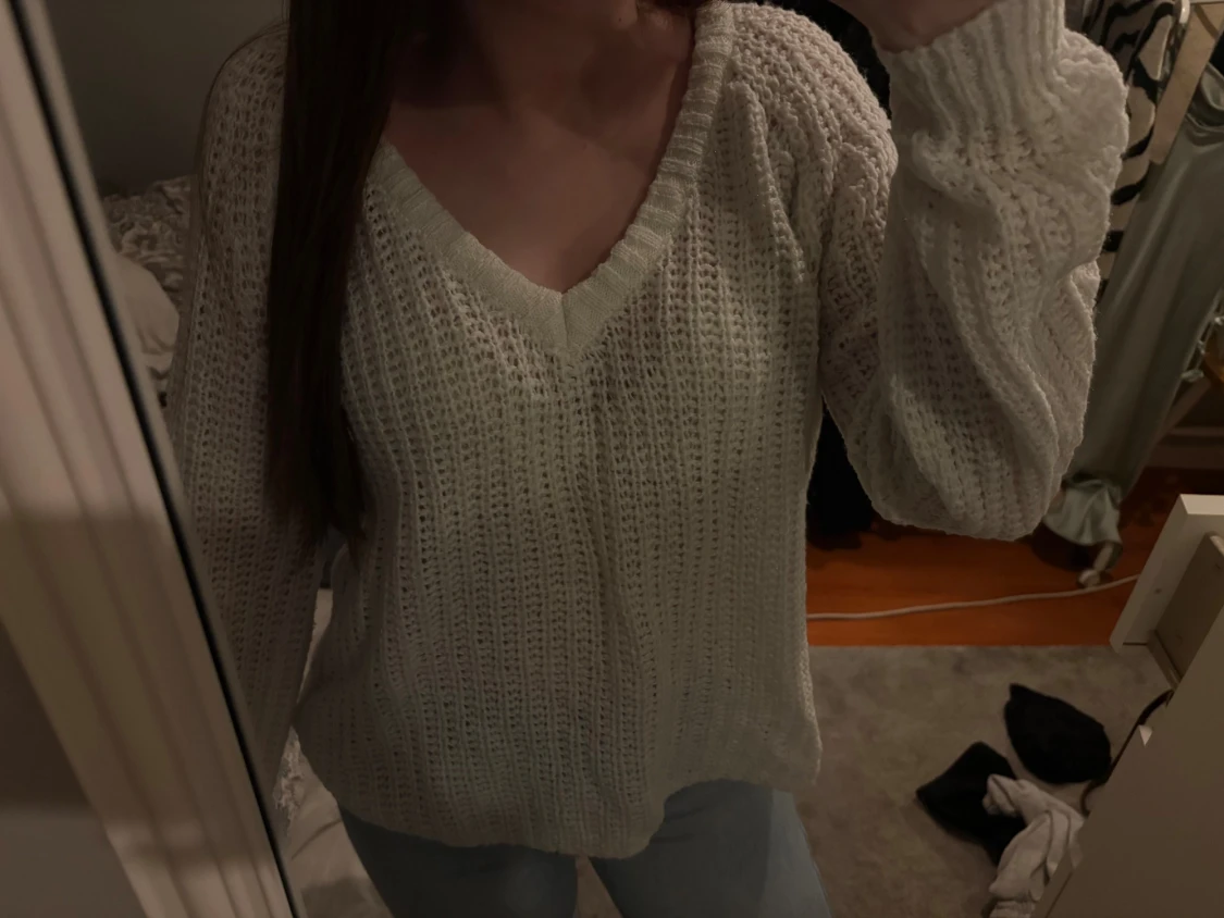 Vit stickad v-ringad tröja