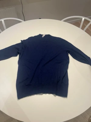 Mörkblå tröja soft goat  - Snygg mörkblå tröja ifrån soft goat. Den är i strl M och är i 30% cahsmere, resten merionull. Den är i bra skick förutom ett gammalt hål som är igensytt men de är inge man märker av, bild 3. Pris kan självklar diskuteras och vid frågor så Skirv gärna. Nytt pris runt 1700, mitt pris  500. 