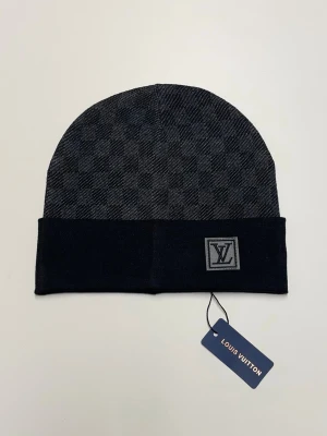 Lv Mössa - Säljer en helt ny mössa aldrig använd. Storlek One Size. Snabb frakt, postas inom 24h efter köp. Skriv gärna om du har fler frågor. Kan även hämtas i Stockholm.