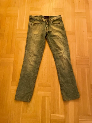 Ljusblåa acne action jeans  - Säljer ett par acne action jeans i strl 30 W 34L. De passar den som gillar lite bredare jeans som sitter väldigt bekvämt. Hör gärna av er om ni har några frågor! MVH Tom 