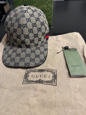 Keps  - Mycket bra skick använd i 2 veckor 