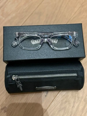 Chrome Hearts glasögon - Säljer dessa riktigt feta glasögon från Chrome Hearts med detaljer i silver och ett svart fodral i skinn med dragkedja, men ingen väst finns med. De är i väldigt bra skick och det finns inga täcken på användning. Pris kan diskuteras