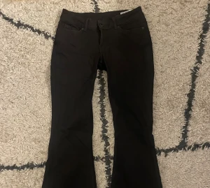 Svart low waist bootcut jesns  - Säljer dessa snygga lowwaits jeans från Vero Moda! Köpta i storlek M, säljer för att jag knappt har använt! Skriv för mått eller andra frågor osv! 