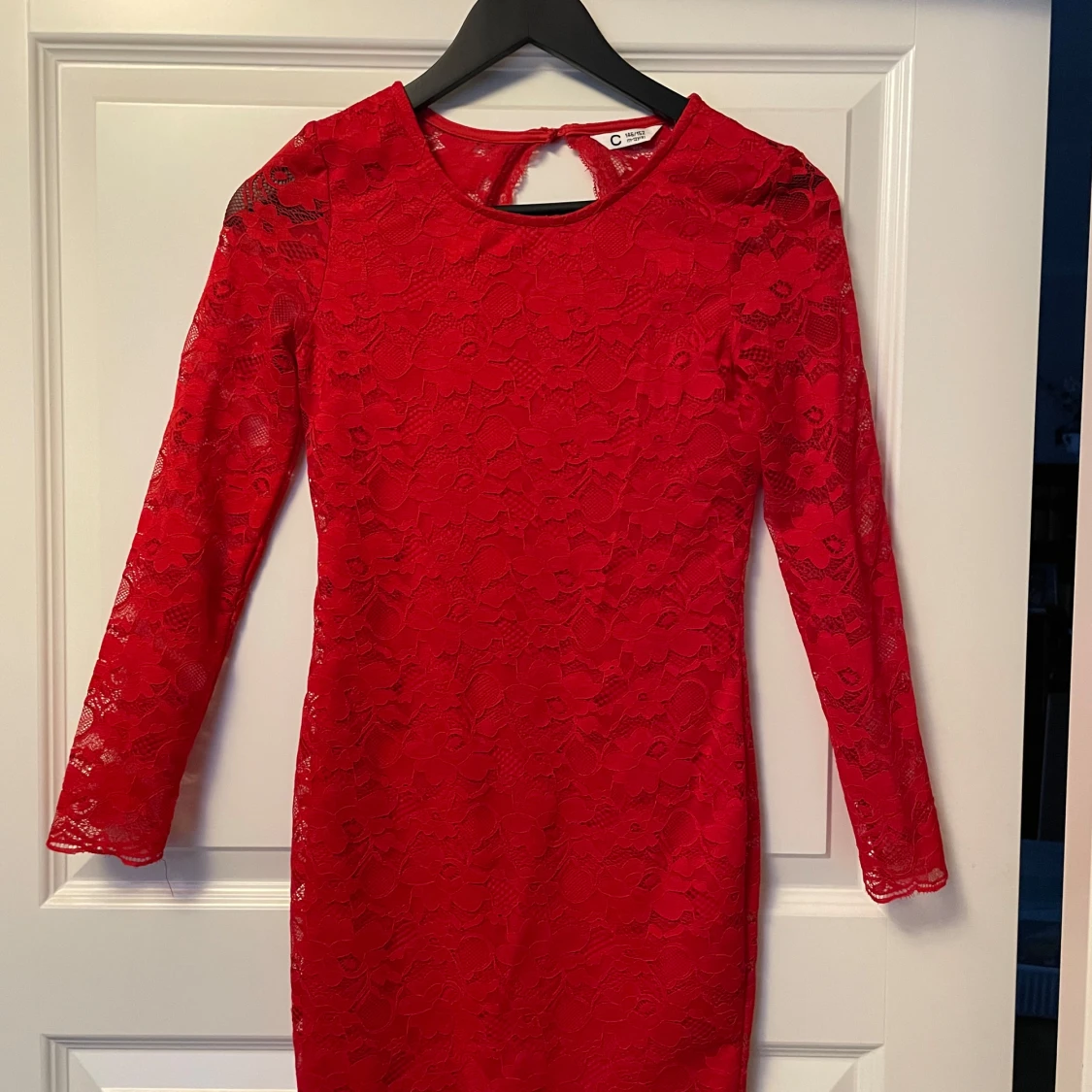 Röd spetsklänning