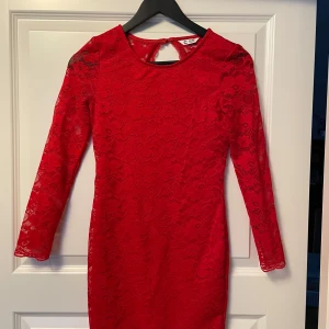 Röd spetsklänning - Snygg röd klänning i spets med långärmad design, knälång. Perfekt till jul eller andra tillfällen.