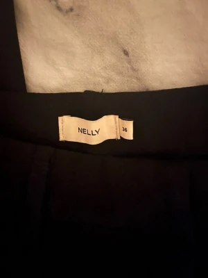 Nelly kostymbyxor  - Säljer dessa Nelly kostymbyxor i storlek 36, dom är lowaist och bootcut . Dom har speciella fickor som gör allt! Kan sälja för 200kr