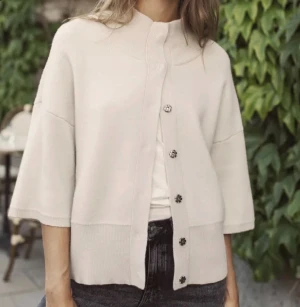 Soft Goat Kofta - Snygg beige trekvartsärm kofta från soft goat. Strl S. 70% ull 30% Kashmir