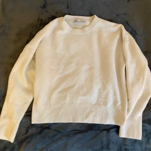 Vit stickad tröja från Zara - Vit stickad tröja från Zara med rund hals och ribbade muddar vid ärmslut och nederkant. Lite nopprig men annars i fint skick