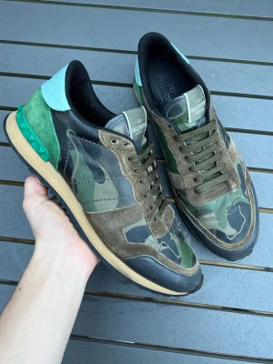 Valentino rockrunners  - Säljer nu dess sjukt feta rockrunners! Bästa vinterskorna!  Nypris ca 7200kr! Dustbag ingår! Size 44! Skick: 8,5/10 grymt skick! Hör av dig vid minsta fundering 🤩