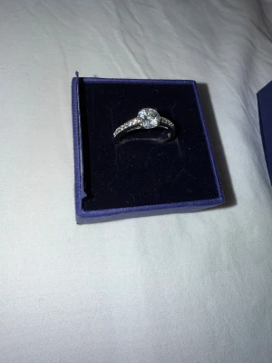 Swarovski gnistrande ring - Swarovski gnistrande ring