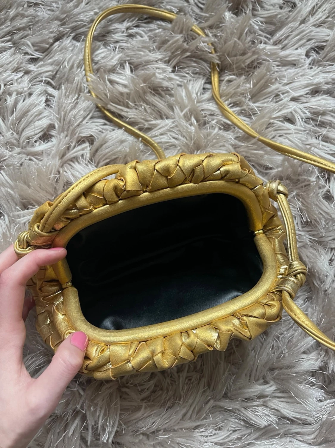 Guldig flätad väska  - 2