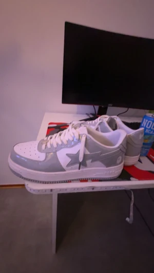 BAPE STA sneakers vit och grå - Säljer ett par Bapesta skor, sparsamt använda och i topp skick. Pris går att diskutera vid snabb affär, skriv vid fler frågor eller bilder!! OBS passar 44