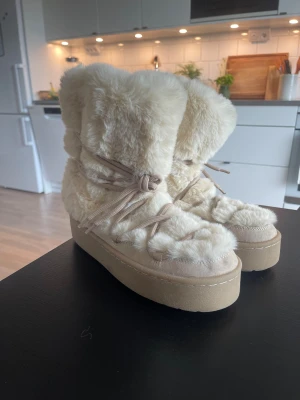 NYA Fluffiga boots - Säljer dessa jättesnygga (oanvända) boots, då jag tyvärr bara lyckades klicka hem de i en för stor storlek ..