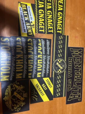 Klistermärken av Sveriges bästa lag - Bilden visar inga skor utan endast klistermärken och dekaler relaterade till AIK och Black Army.